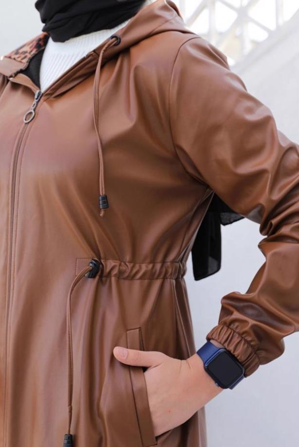 Tesettür giyim TABA KAPÜŞONLU SUNİ DERİ KABAN T 4121 - TRENDTESETTÜR