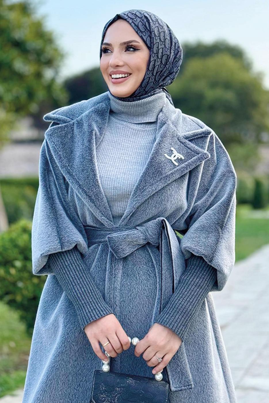 Tesettür giyim GRİ KUŞAKLI BROŞLU KABAN T 4787