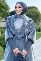 Tesettür giyim GRİ KUŞAKLI BROŞLU KABAN T 4787