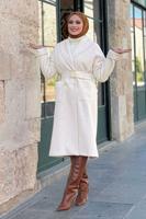 Tesettür giyim EKRU KEMERLİ KABAN T 8297