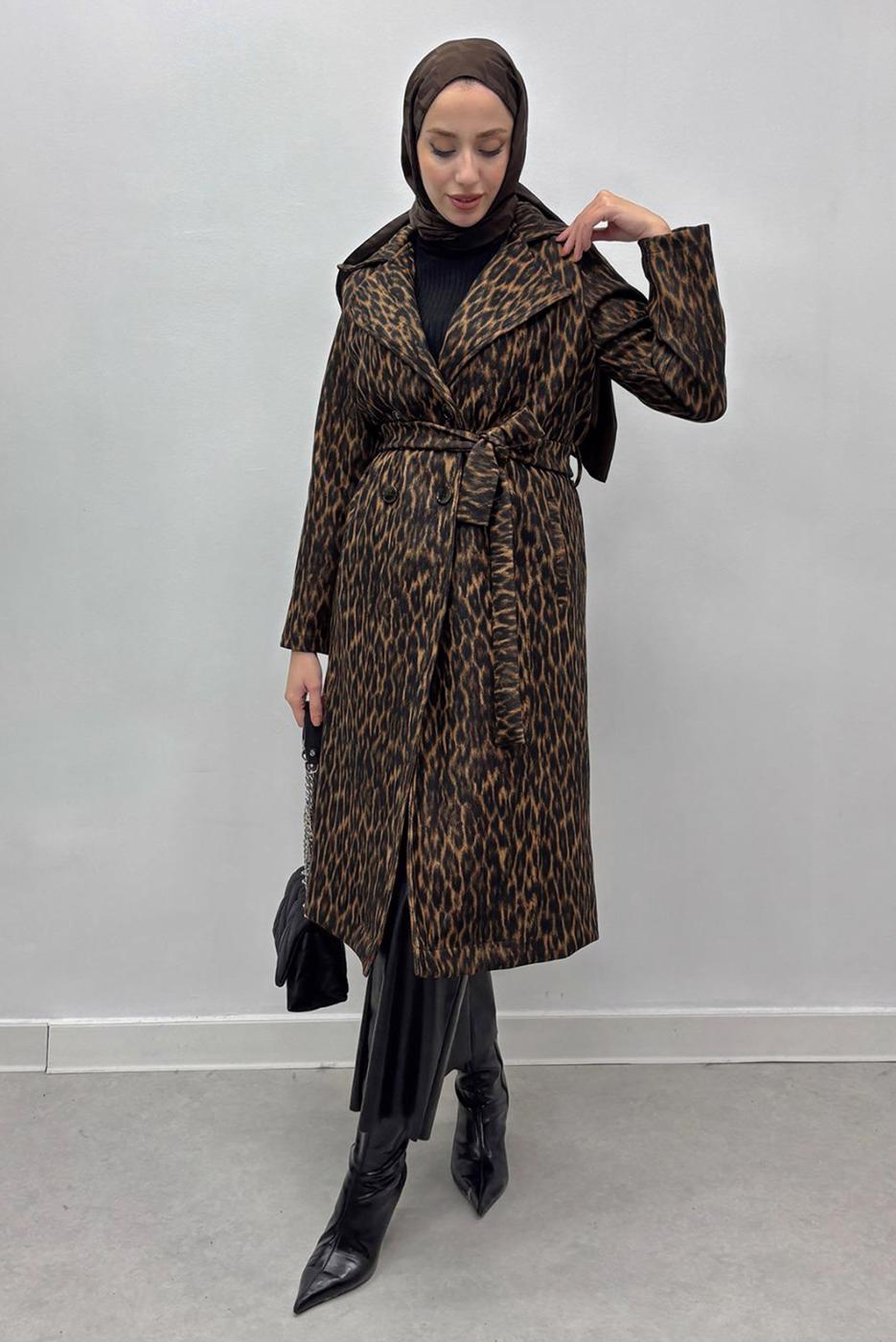 Tesettür giyim KAHVE KUŞAKLI LEOPAR DESENLİ KABAN T 8516