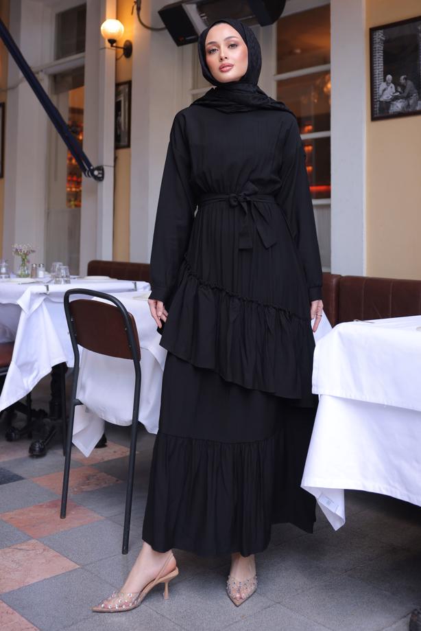 Tesettür giyim SİYAH KUŞAKLI KATLI ELBİSE T 7884 - TRENDTESETTÜR