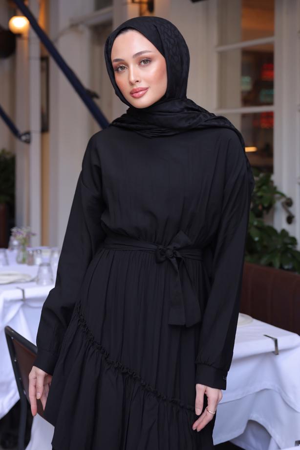 Tesettür giyim SİYAH KUŞAKLI KATLI ELBİSE T 7884 - TRENDTESETTÜR