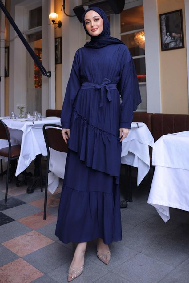 Tesettür giyim LACİVERT KUŞAKLI KATLI ELBİSE T 7884 - TRENDTESETTÜR