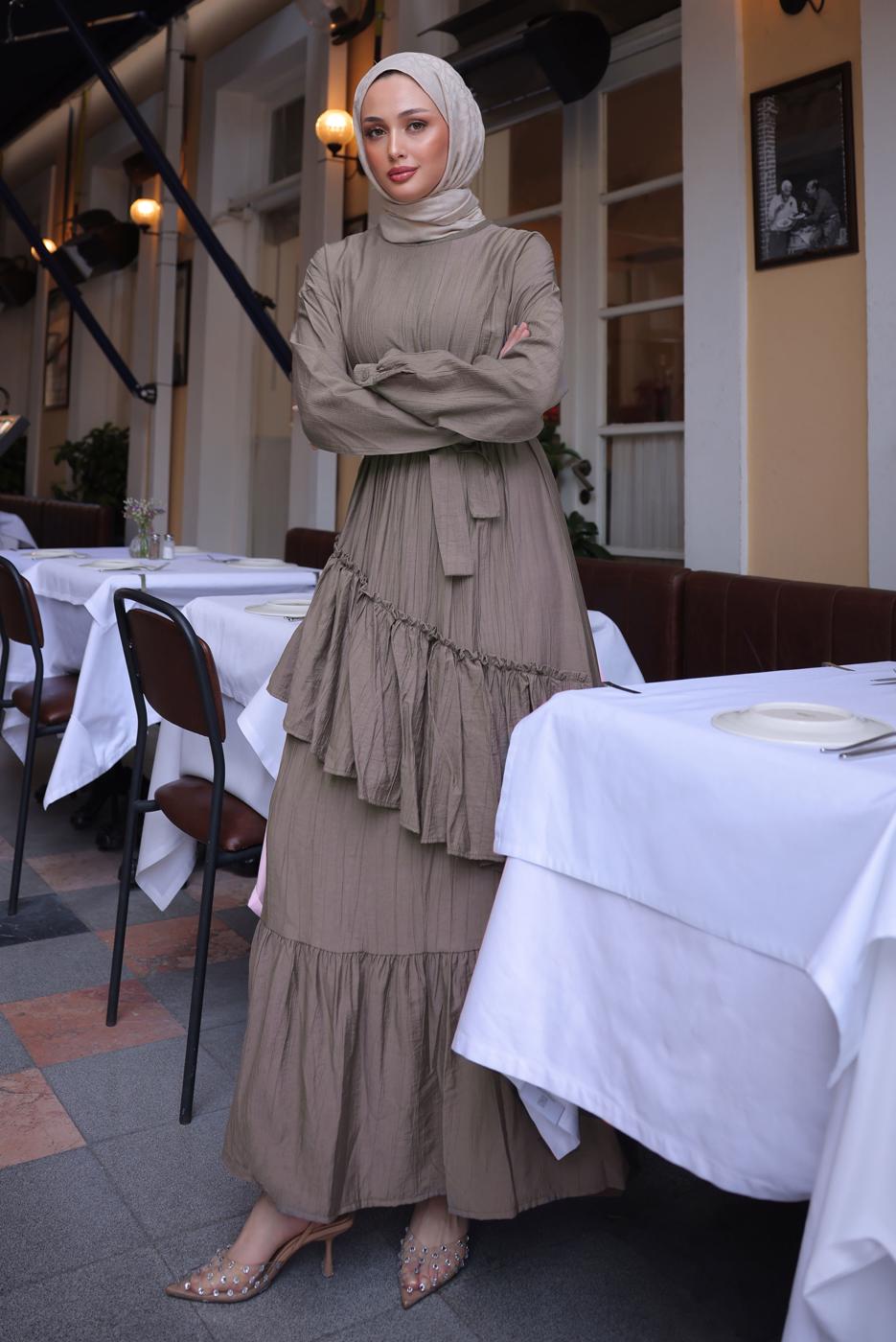 Tesettür giyim VİZON KUŞAKLI KATLI ELBİSE T 7884