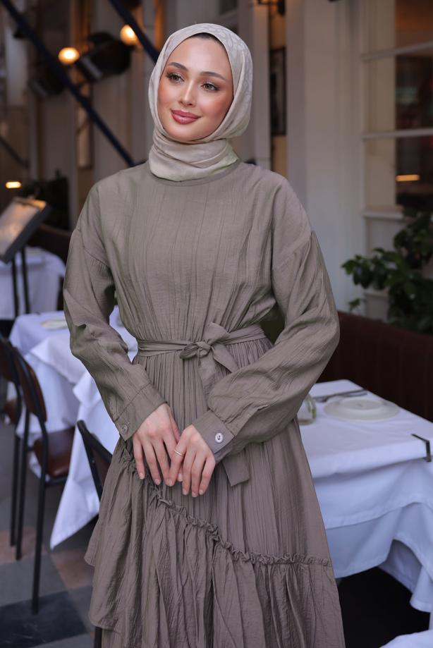 Tesettür giyim VİZON KUŞAKLI KATLI ELBİSE T 7884 - TRENDTESETTÜR