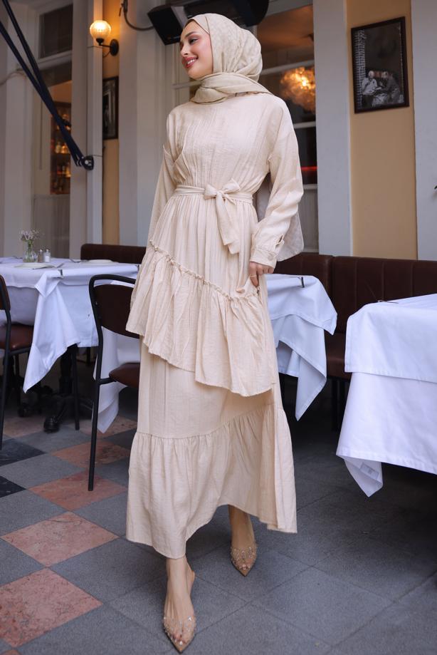 Tesettür giyim BEJ KUŞAKLI KATLI ELBİSE T 7884 - TRENDTESETTÜR