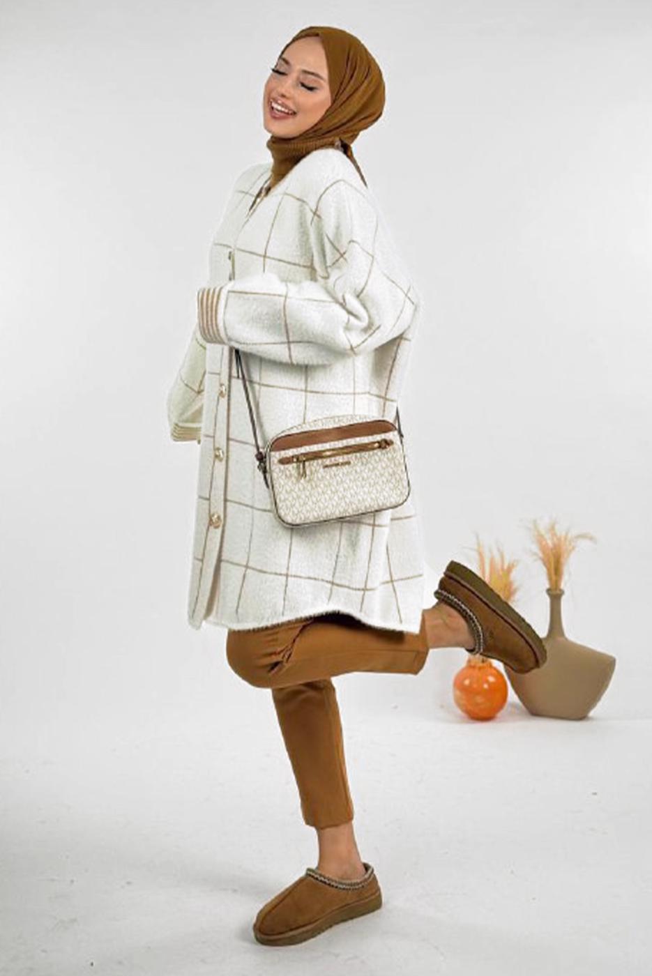 Tesettür giyim EKRU KARE DESENLİ HIRKA T 92381