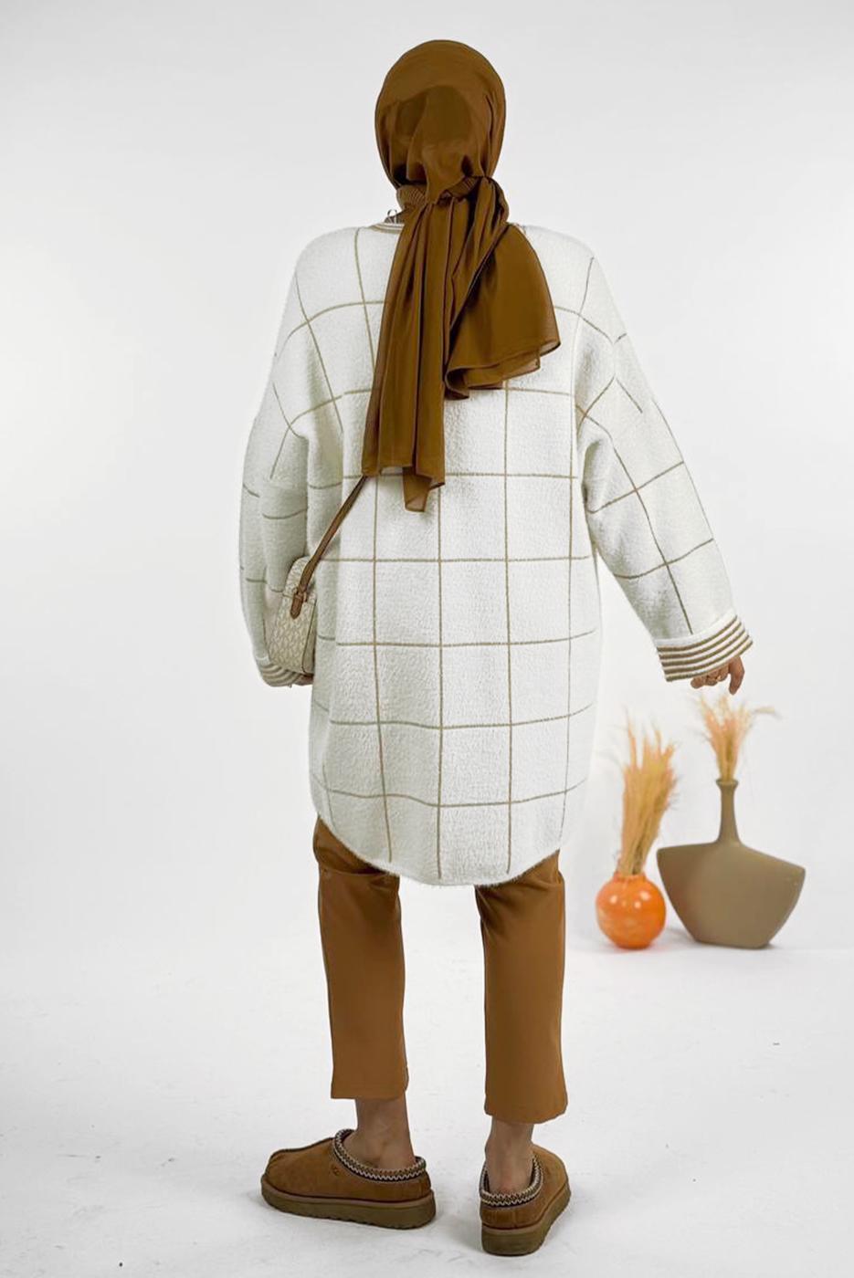 Tesettür giyim EKRU KARE DESENLİ HIRKA T 92381