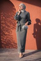 Tesettür giyim GRİ KENDİNDEN KUŞAKLI ABİYE ELBİSE T 5226