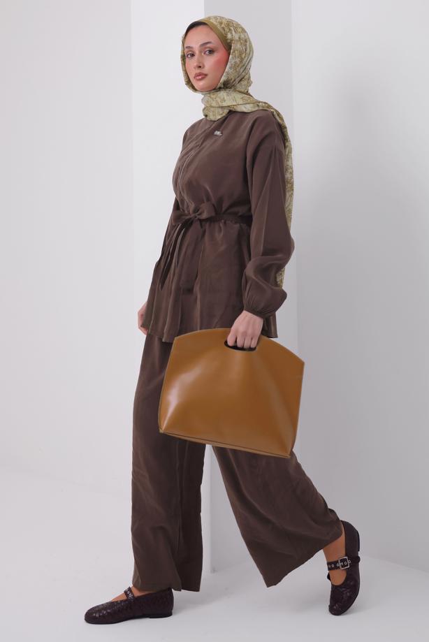 Tesettür giyim KAHVE PANTOLONLU KUŞAKLI TAKIM T 6917 - TRENDTESETTÜR