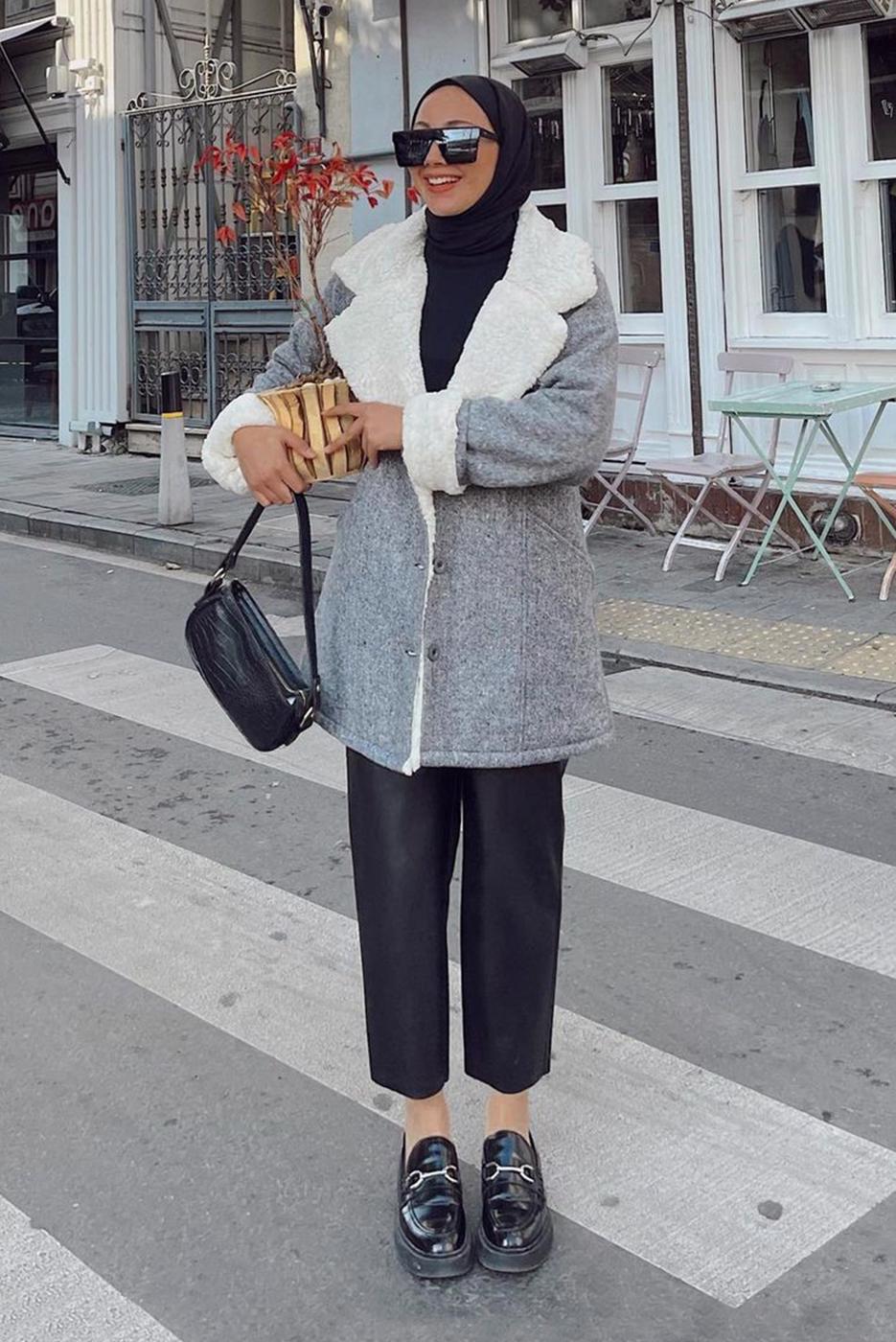 Tesettür giyim GRİ KÜRK DETAYLI DÜĞMELİ KABAN 4011  